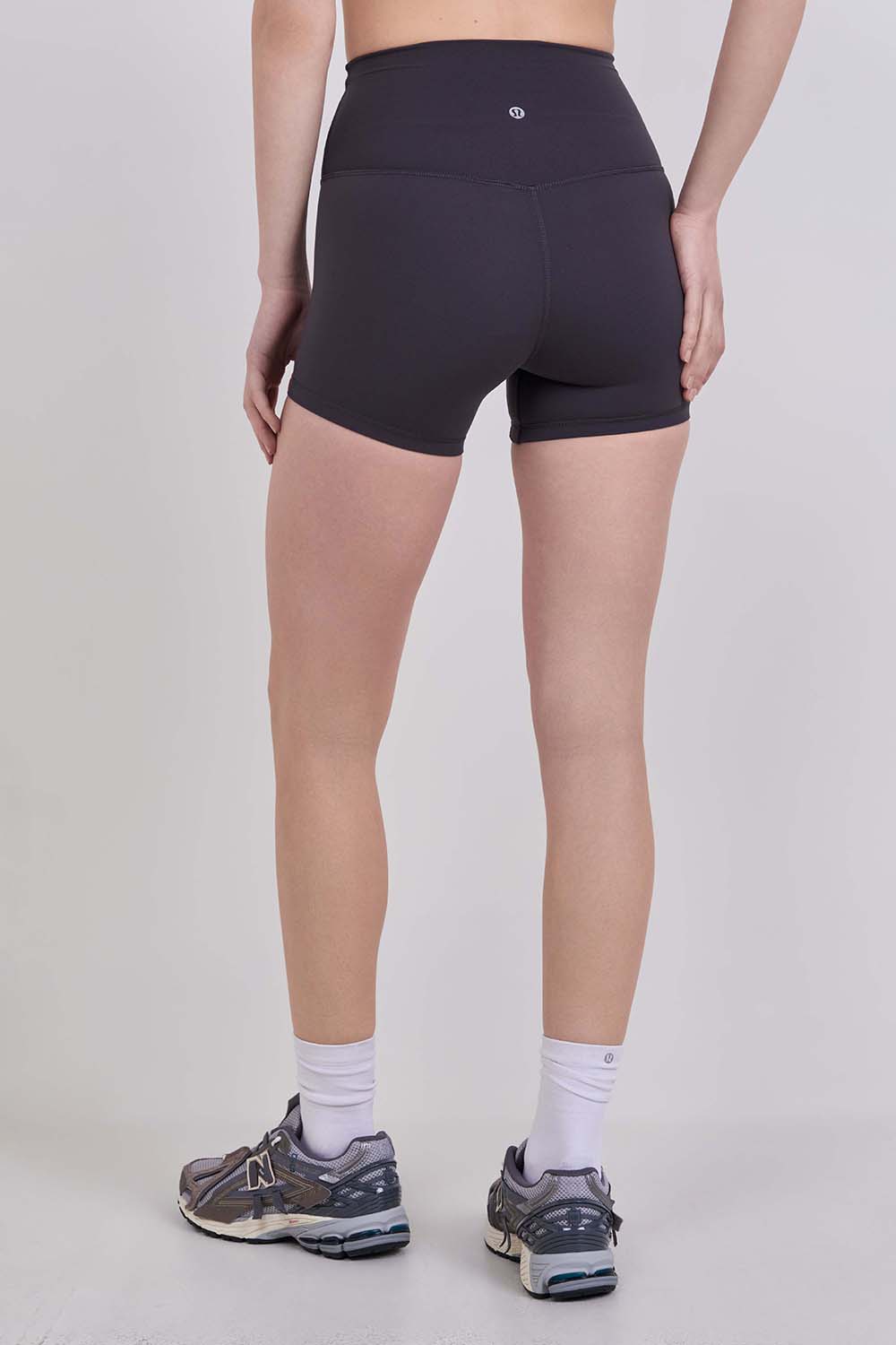 תמונת דוגמן אחורית של lululemon Align&trade; High-Rise Short 4''