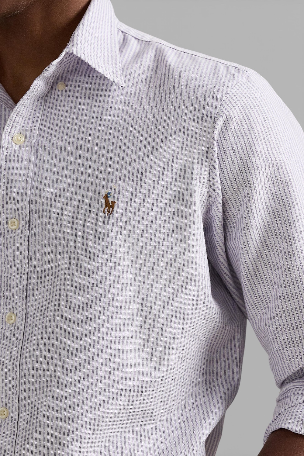 תמונת תקריב דוגמן של חולצה מכופתרת