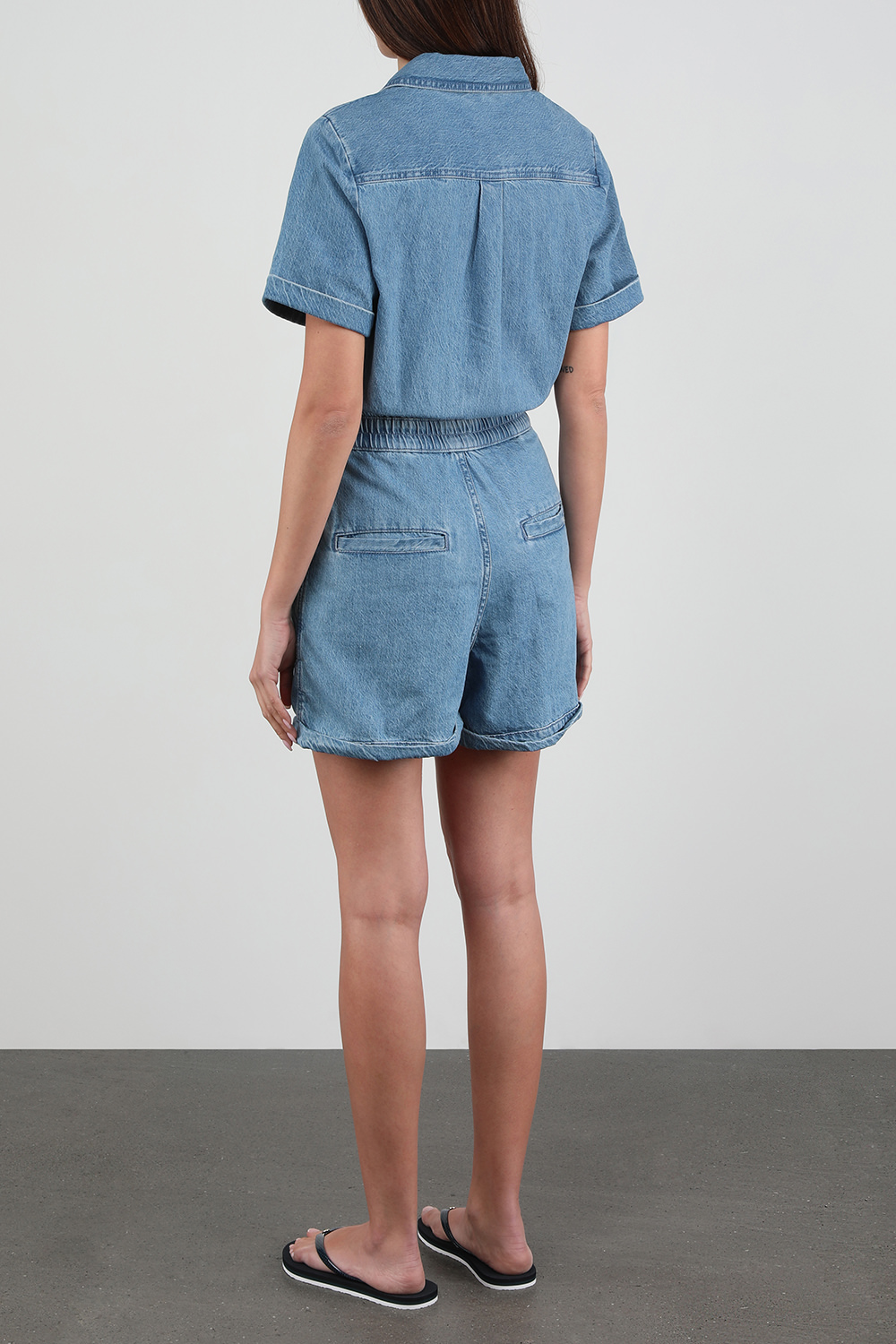 תמונת דוגמן אחורית של אוברול גינס קצר עם רוכסן בגוון כחול