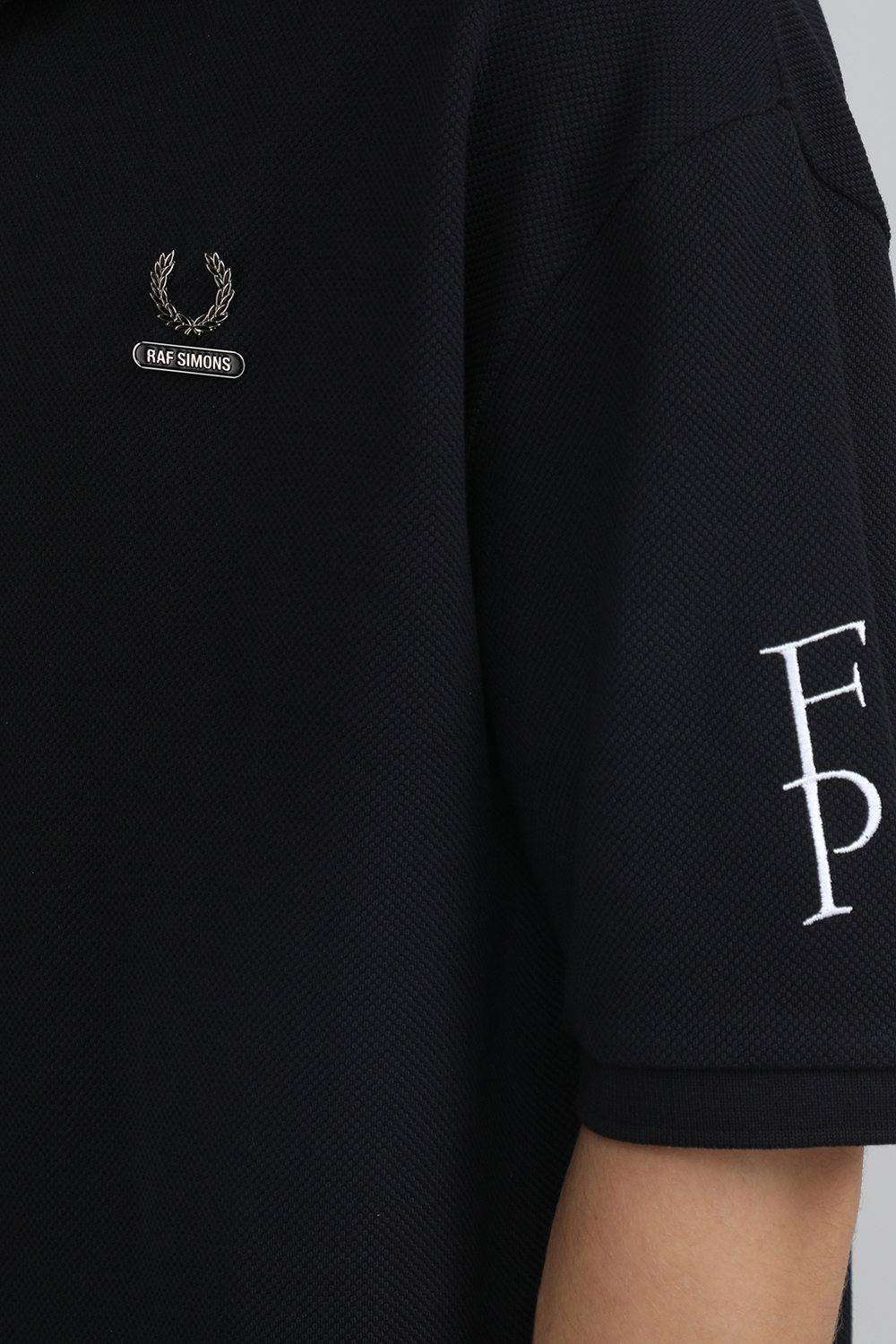 תמונת תקריב דוגמן של חולצת פולו קצרה