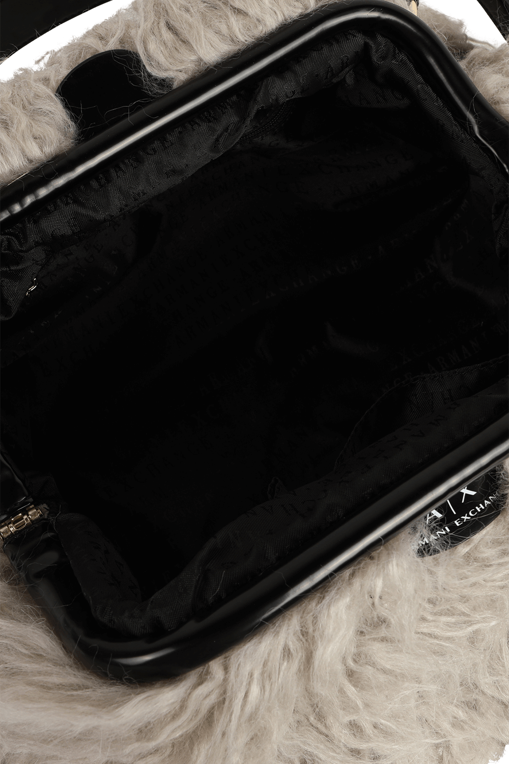 תמונת פנים של תיק צד דמוי פרווה