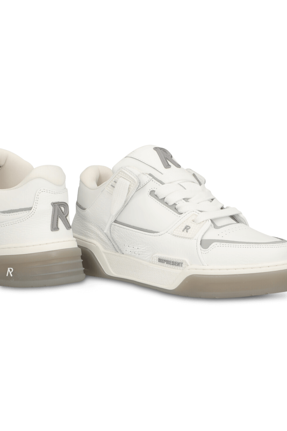 תמונת תקריב של נעלי סניקרס סטודיו