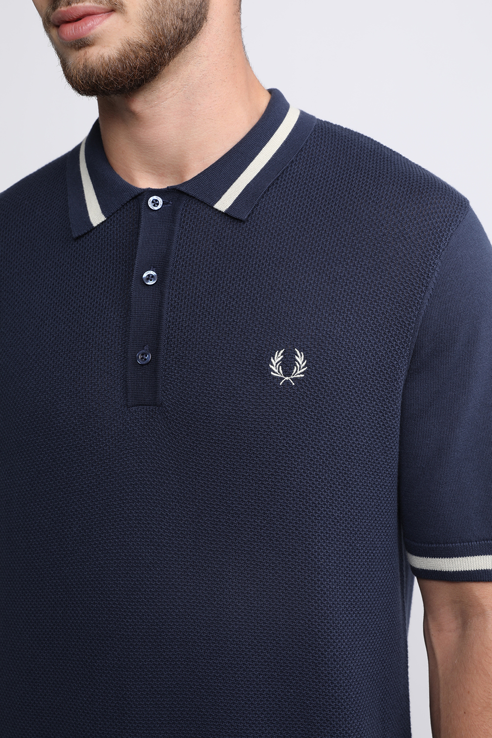 תמונת תקריב דוגמן של חולצת פולו