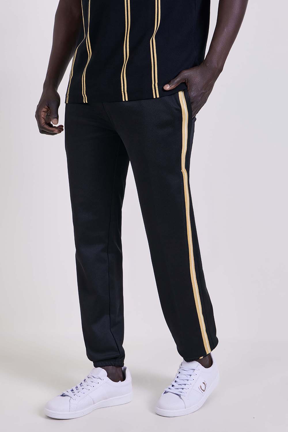 תמונת דוגמן קידמית של מכנסי ג'וגר