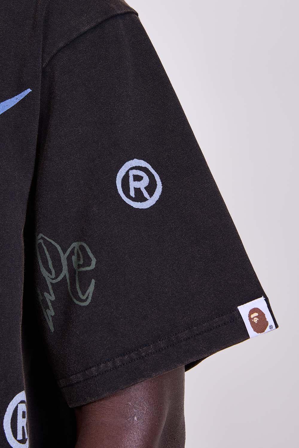 תמונת תקריב דוגמן של חולצת טי בגזרה משוחררת