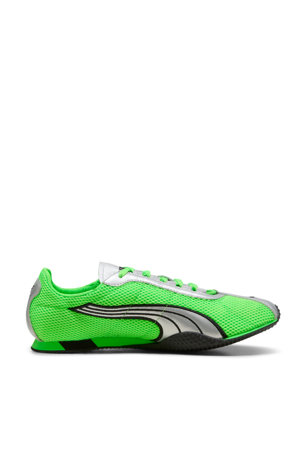 תמונה קידמית של נעלי סניקרס