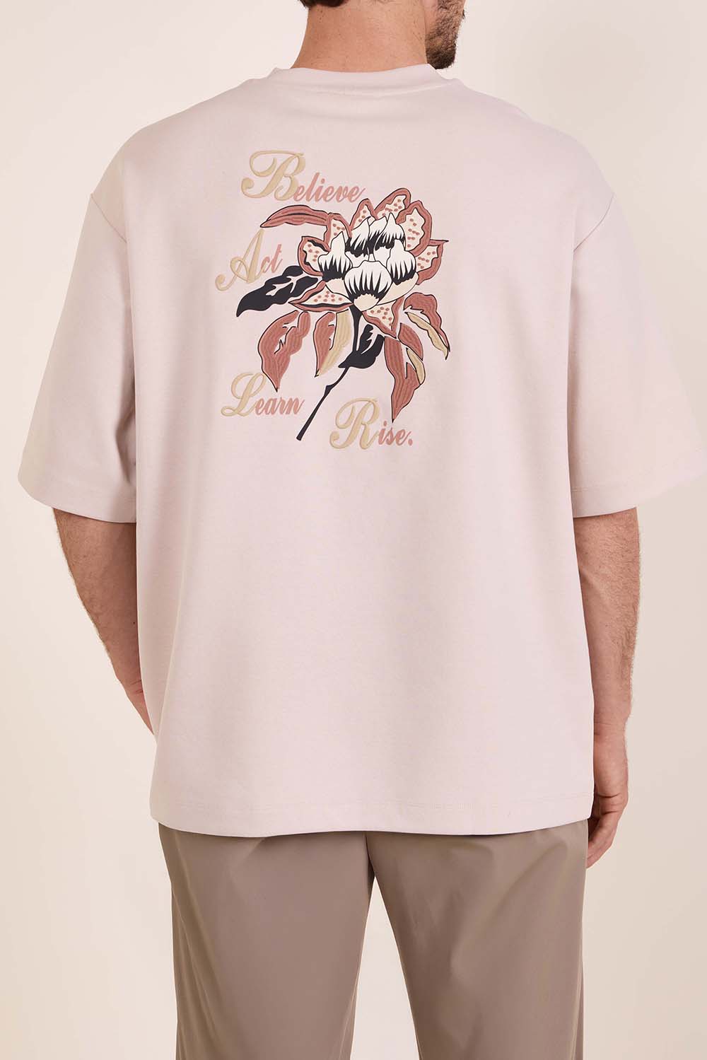 תמונת דוגמן אחורית של טישירט שרוול קצר