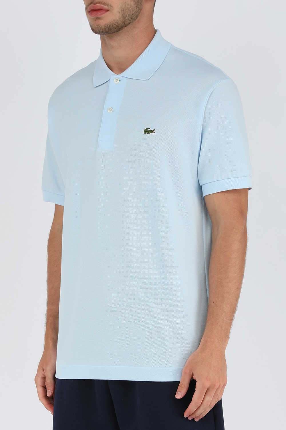 תמונת דוגמן קידמית של חולצת פולו תכלת עם לוגו