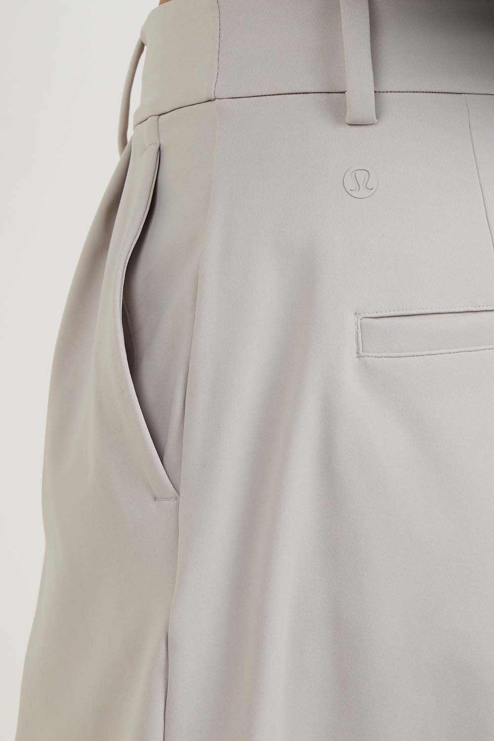 תמונת תקריב דוגמן של Daydrift Pleated High-Rise Short 7