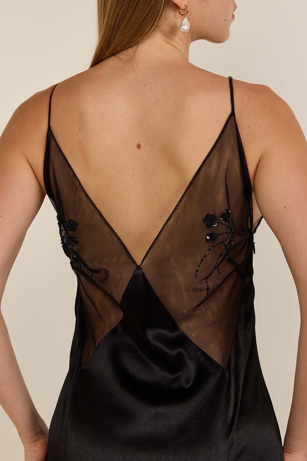 תמונת תקריב דוגמן של שמלת מקסי חצי-שקופה