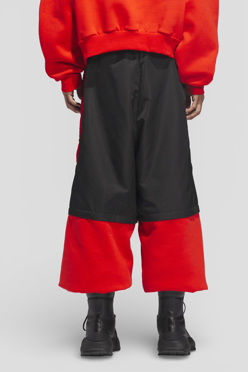 תמונת דוגמן אחורית של מכנסי ג'וגר אדידס X וילי צ'אווריה