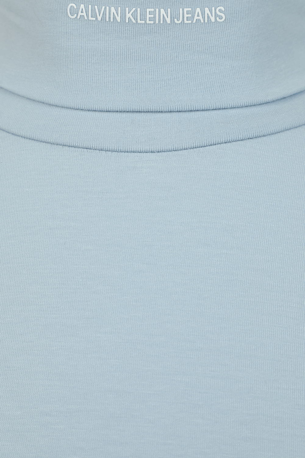 תמונה אחורית של חולצת גולף ממותגת בתכלת