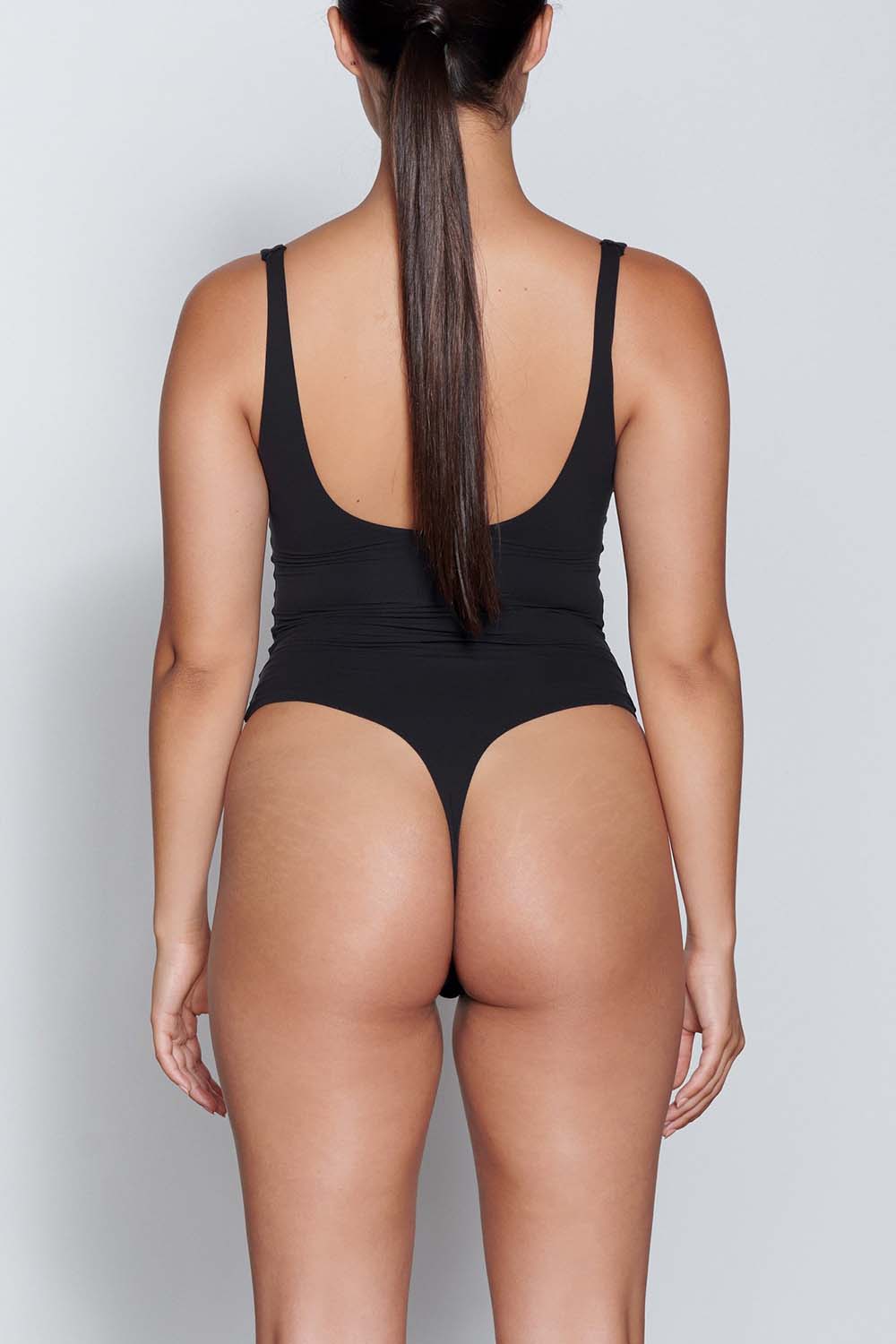 תמונת דוגמן אחורית של SQUARE NECK BODYSUIT