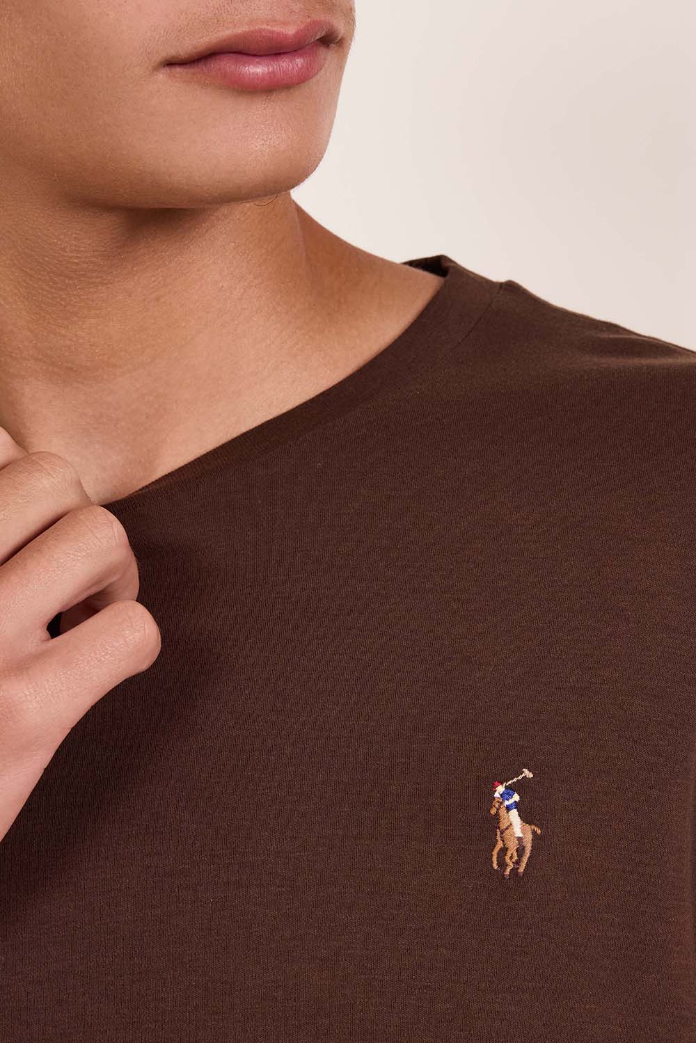 תמונת תקריב דוגמן של חולצת טי ארוכה סלים פיט