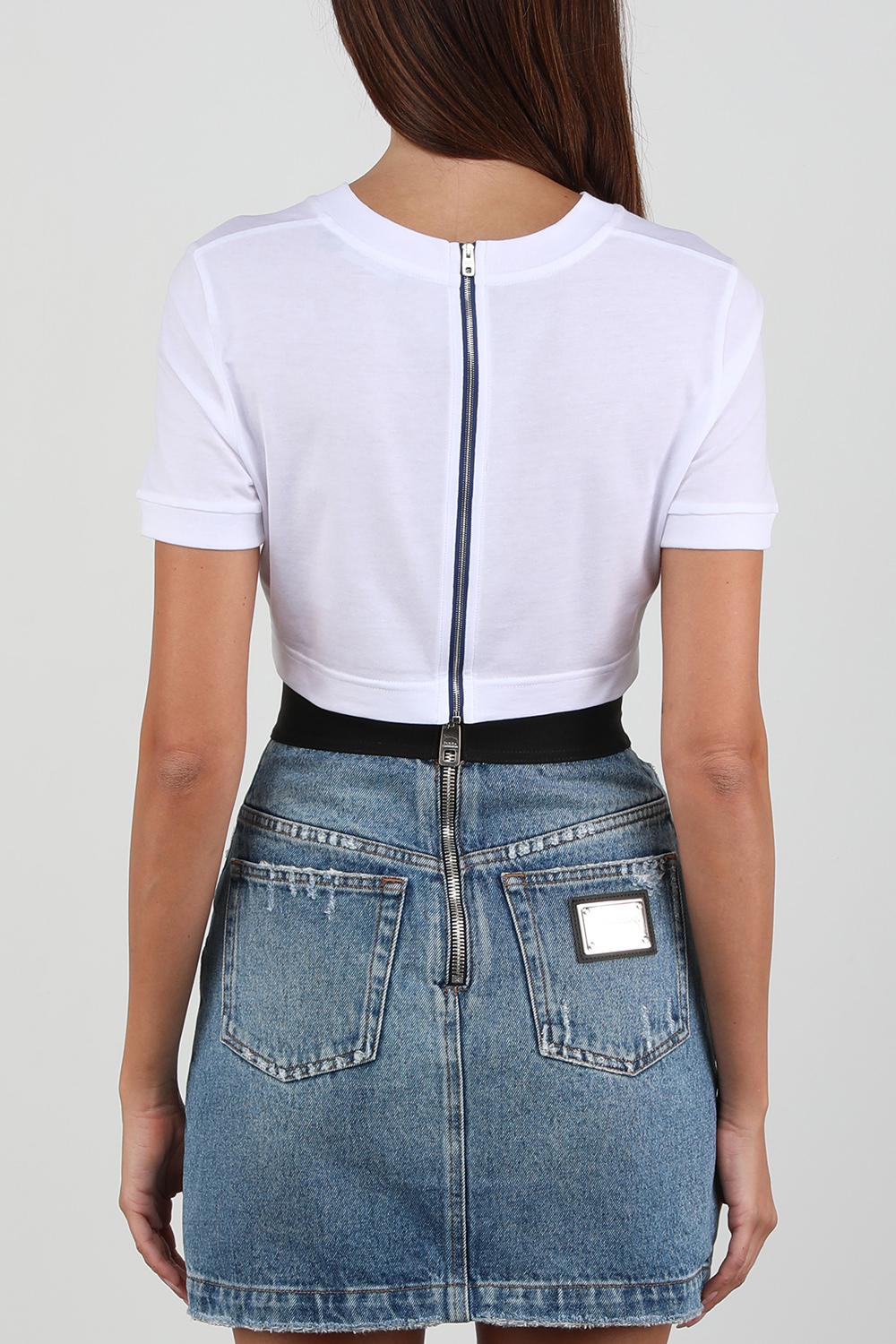 תמונת דוגמן אחורית של חולצת קרופ לבנה עם לוגו מטאלי