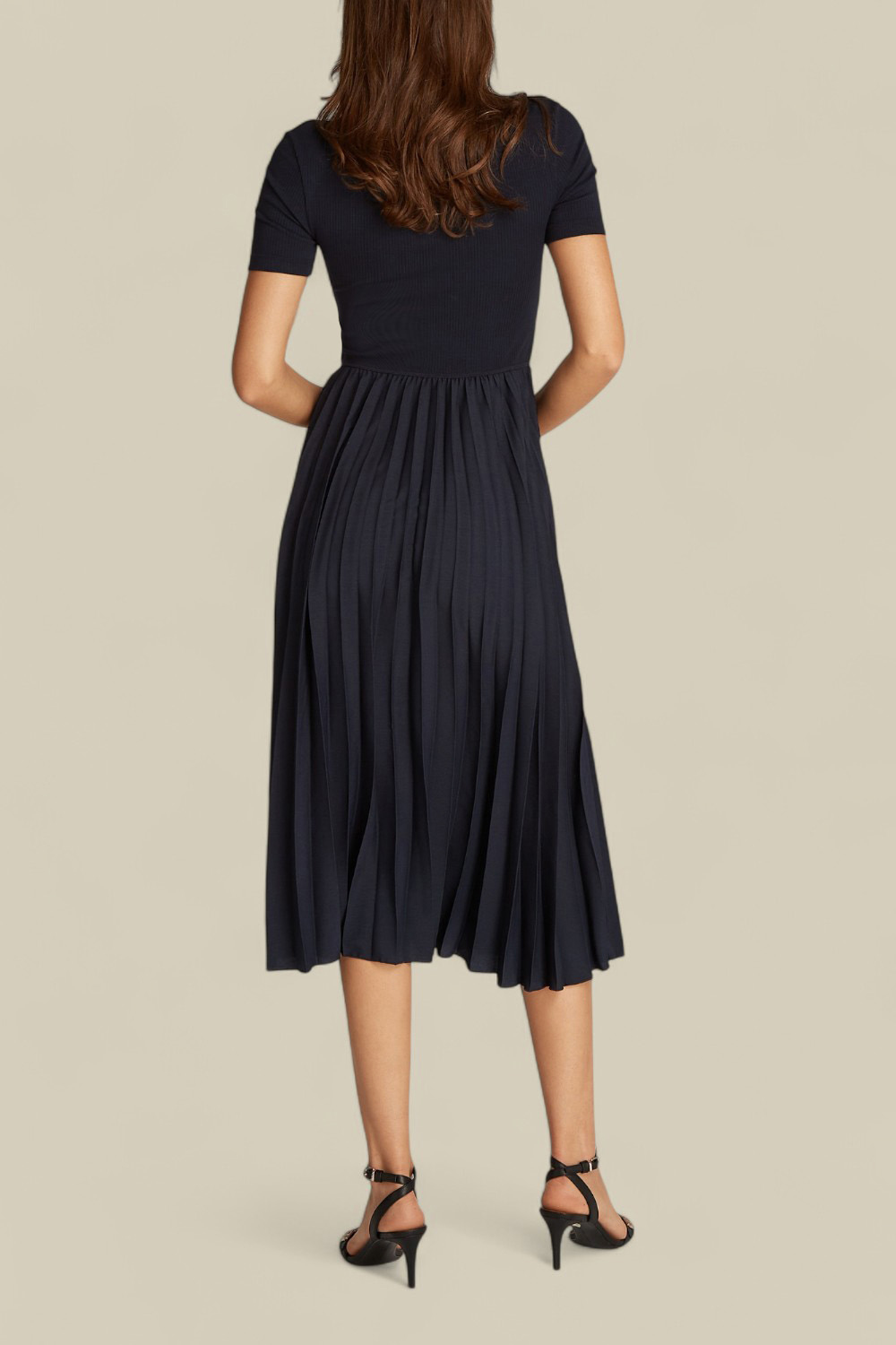 תמונת דוגמן אחורית של שמלת מידי