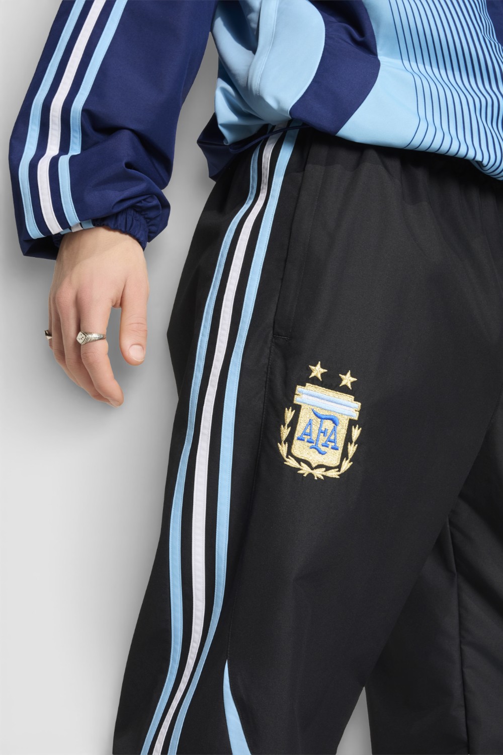 תמונת תקריב דוגמן של מכנסי ג'וגר