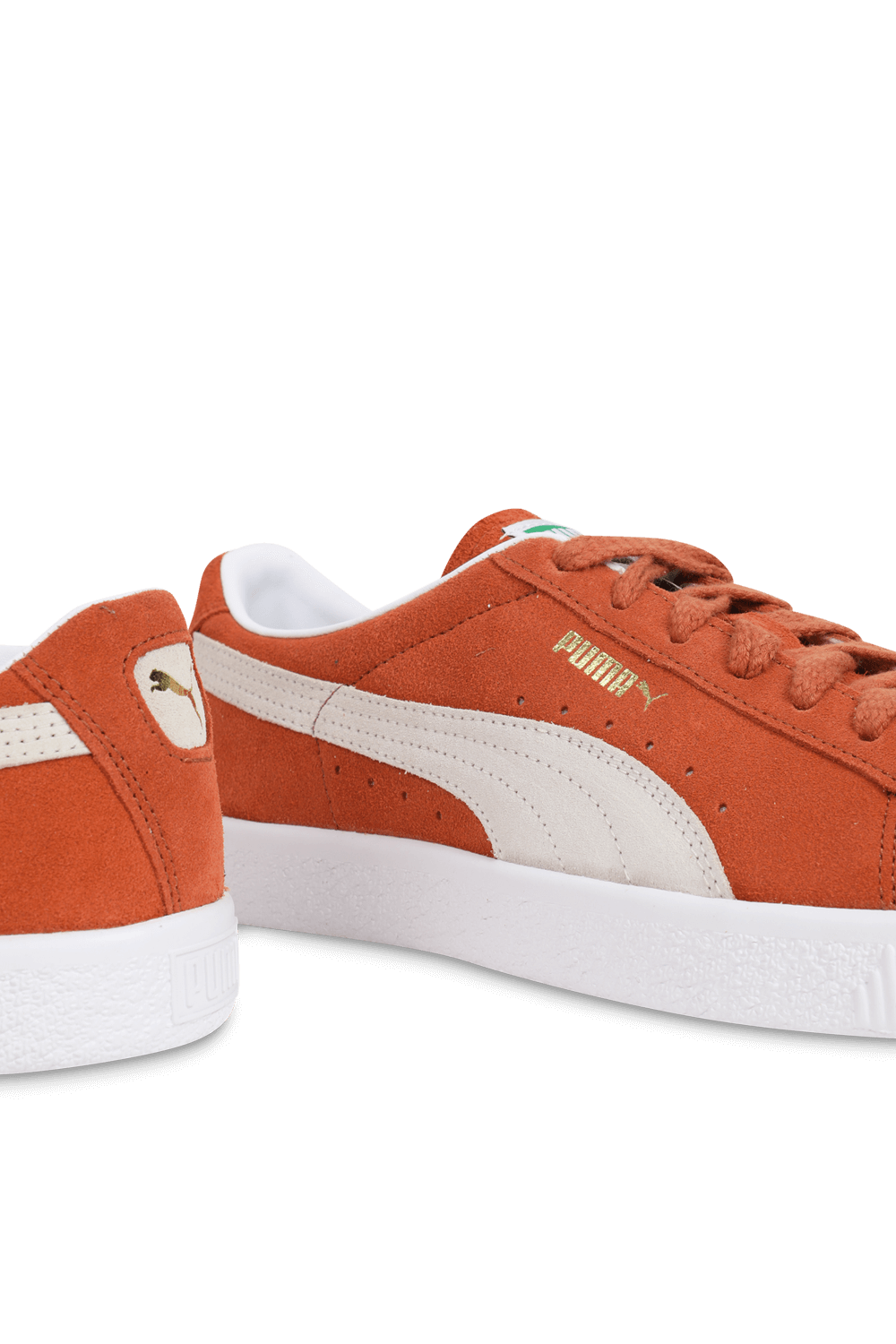 תמונת תקריב של נעלי סניקרס זמש בצבע כתום