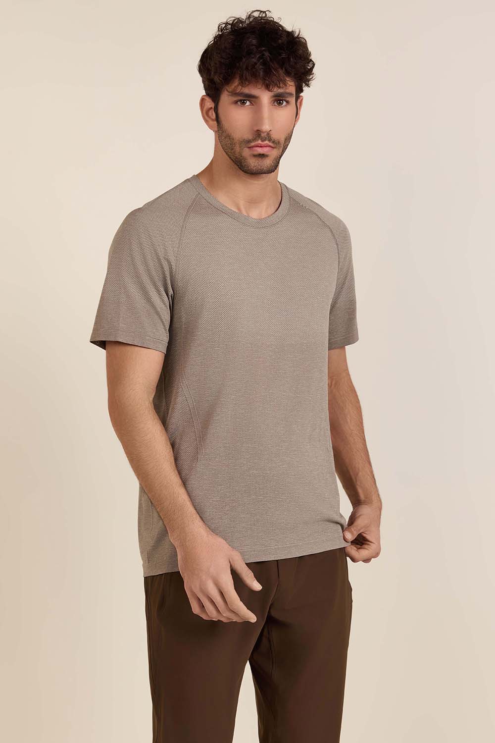 תמונת דוגמן קידמית של Metal Vent Tech Short-Sleeve Shirt