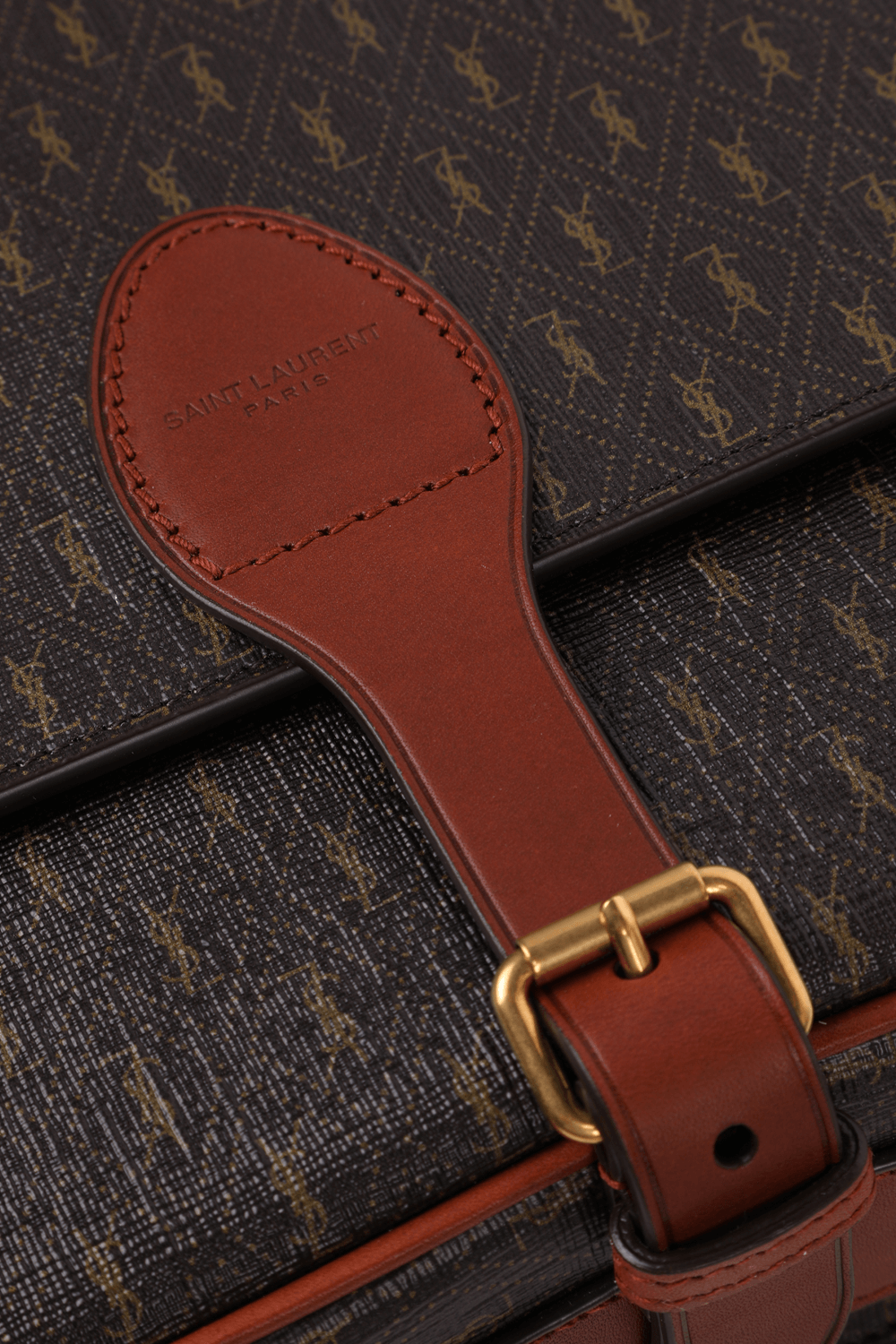 תמונת פנים של תיק צד מונוגרמי מעור בצבע חום