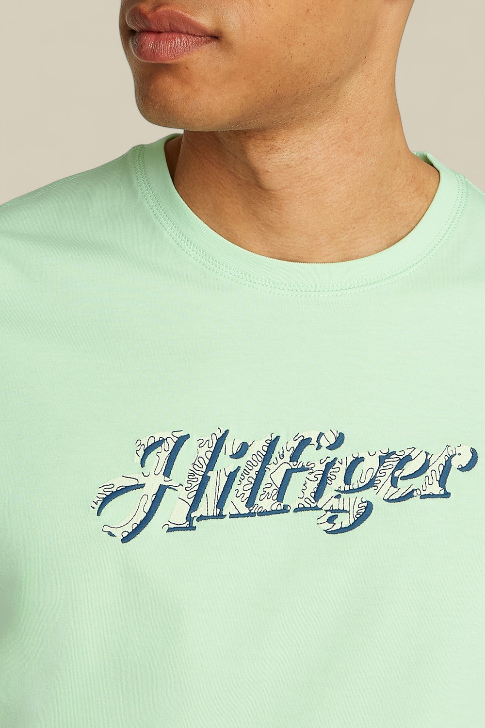 תמונת תקריב דוגמן של חולצת טי