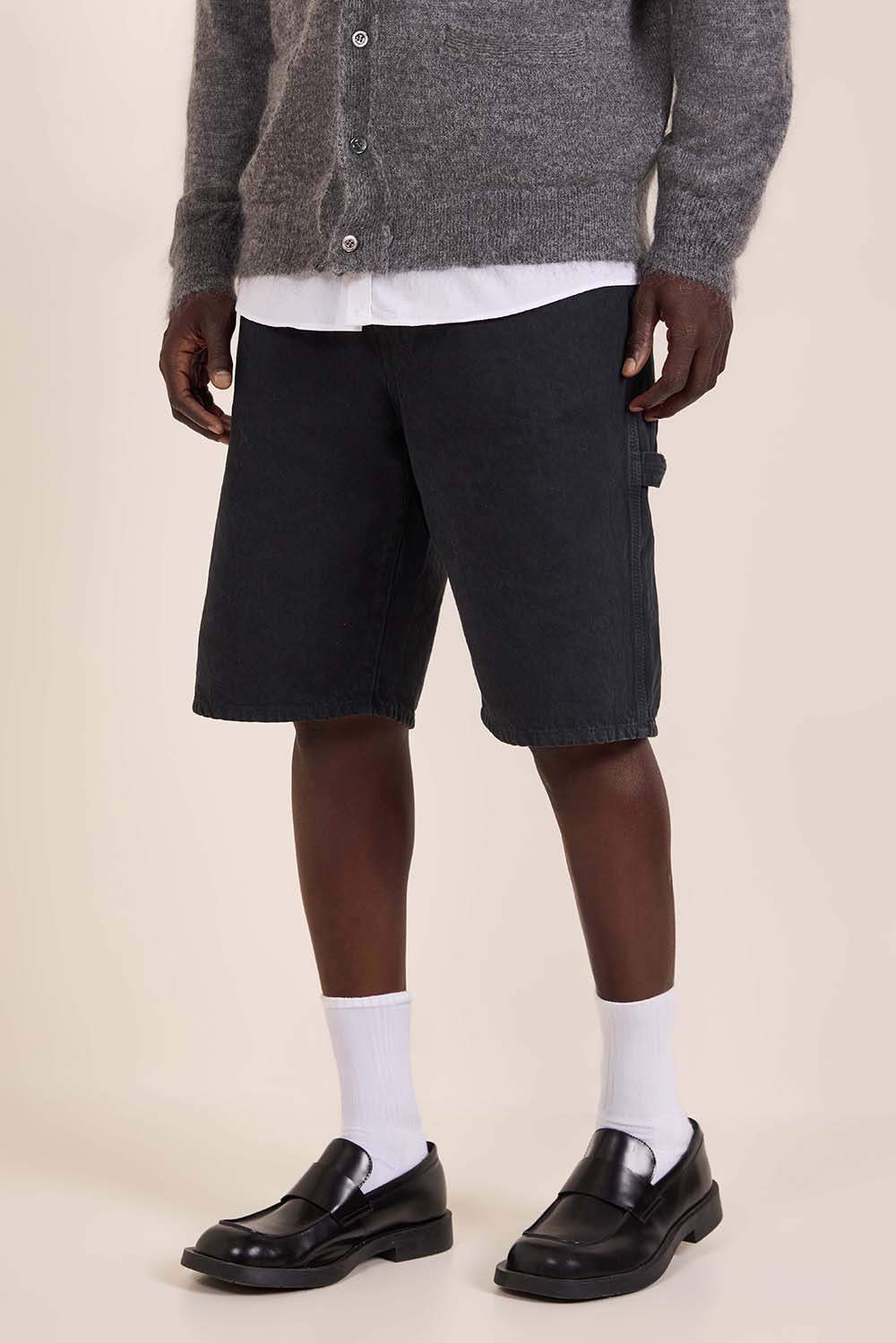 תמונת דוגמן קידמית של מכנסי ג'ינס קצרים