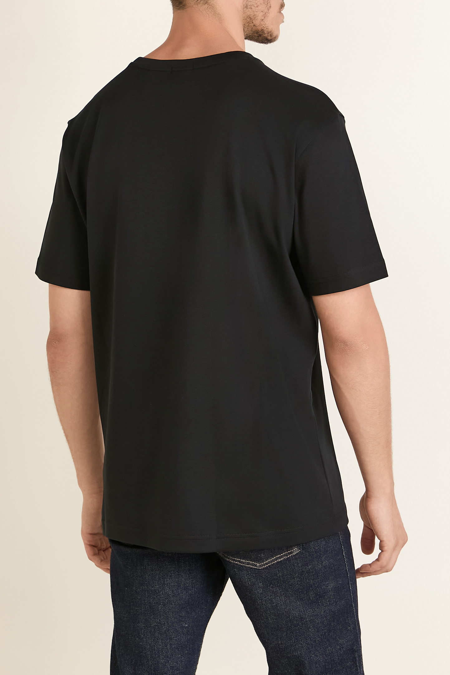 תמונת דוגמן אחורית של חולצת טי