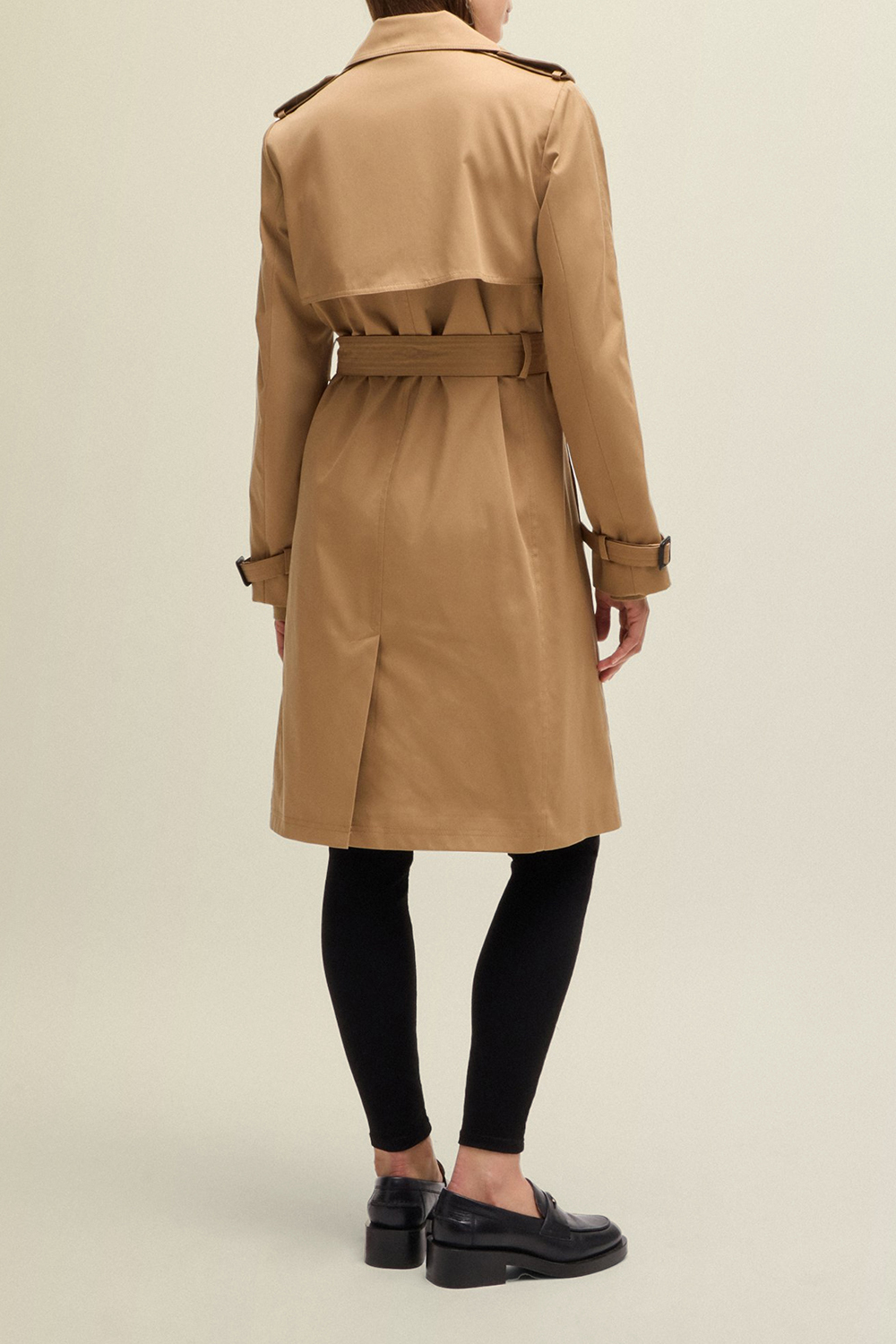 תמונת דוגמן אחורית של מעיל טרנץ'