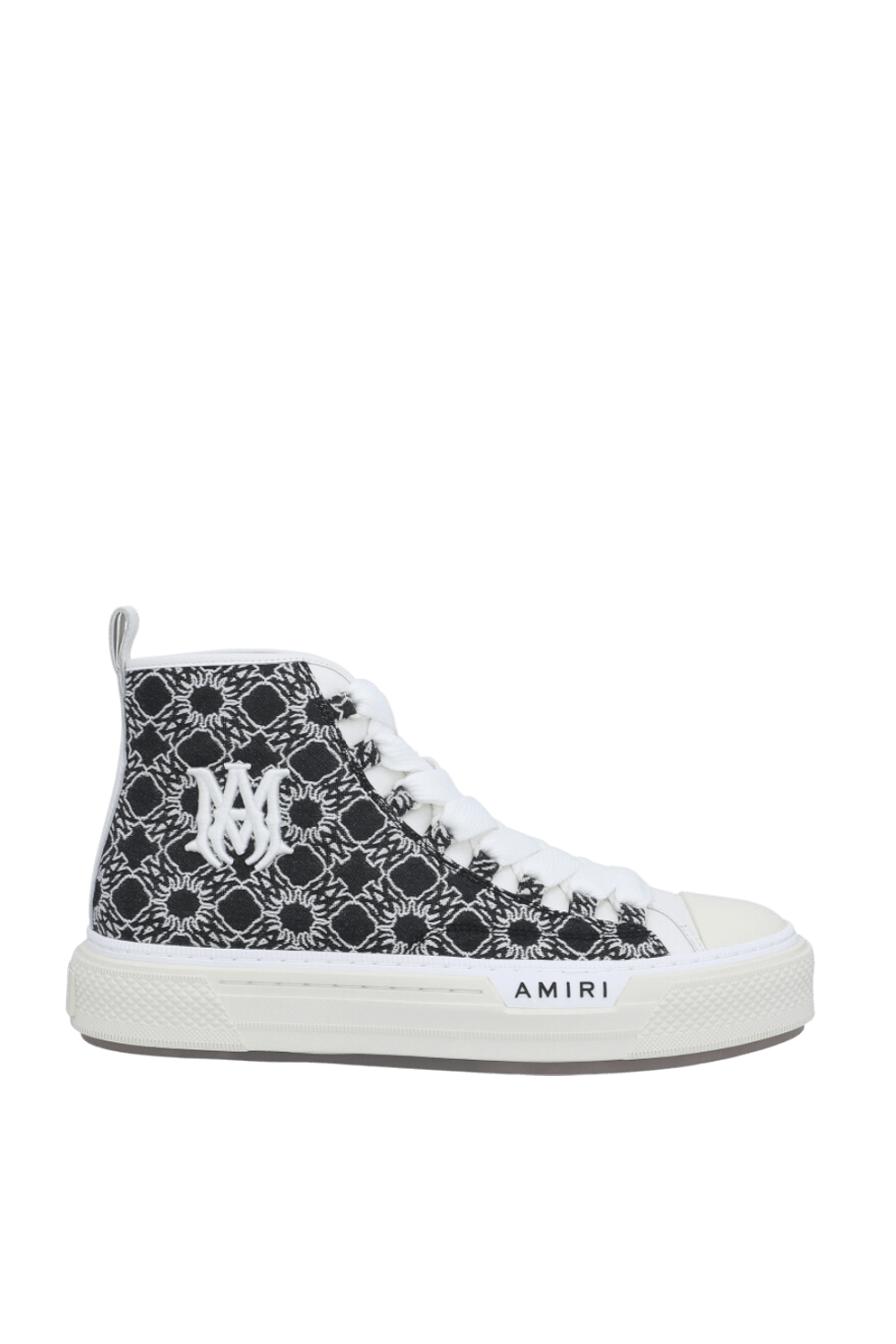 תמונה קידמית של נעלי סניקרס