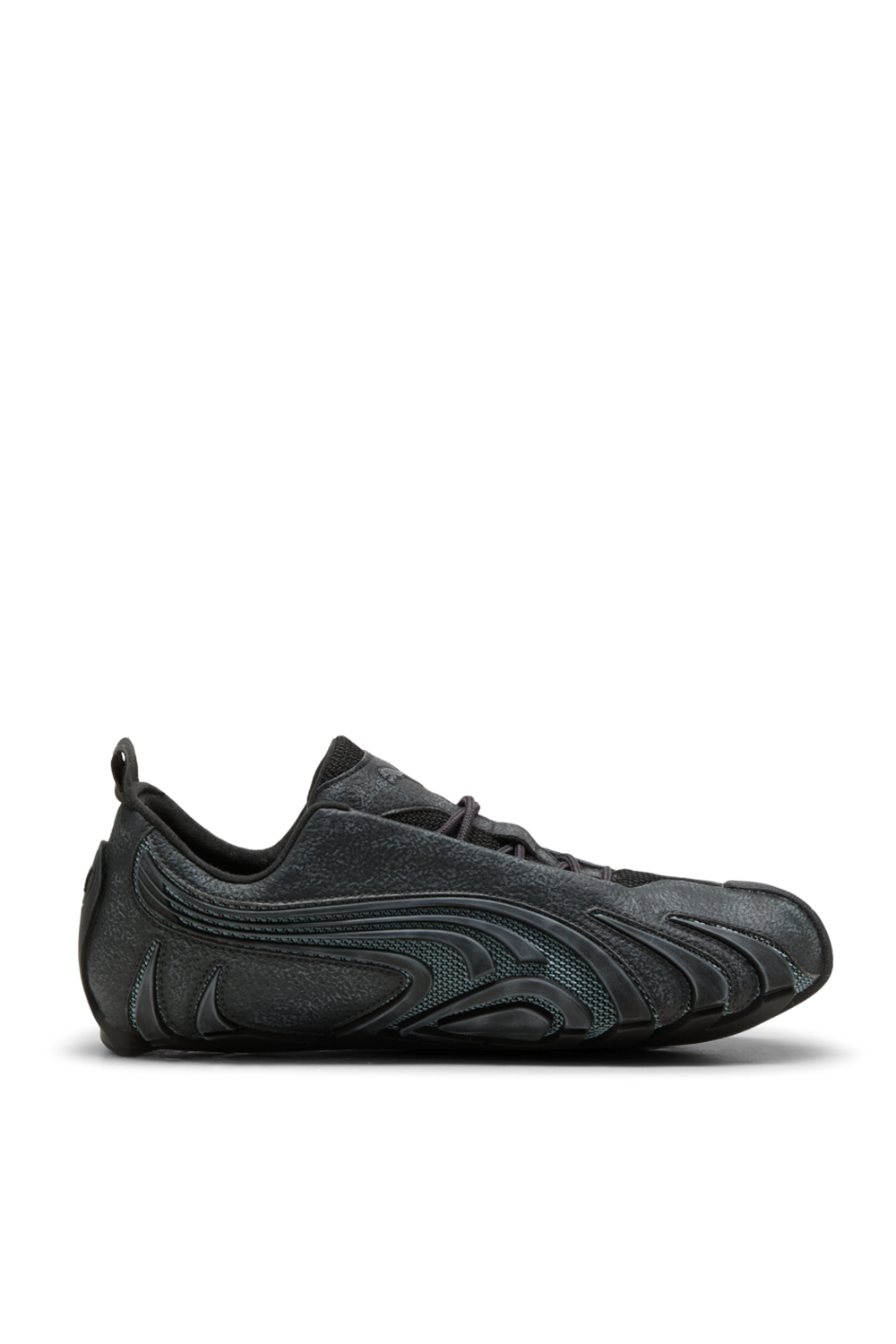 תמונה קידמית של נעלי סניקרס