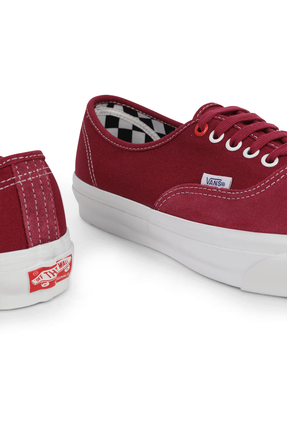 תמונת תקריב של נעלי סניקרס אותנטיק בגוון בורדו