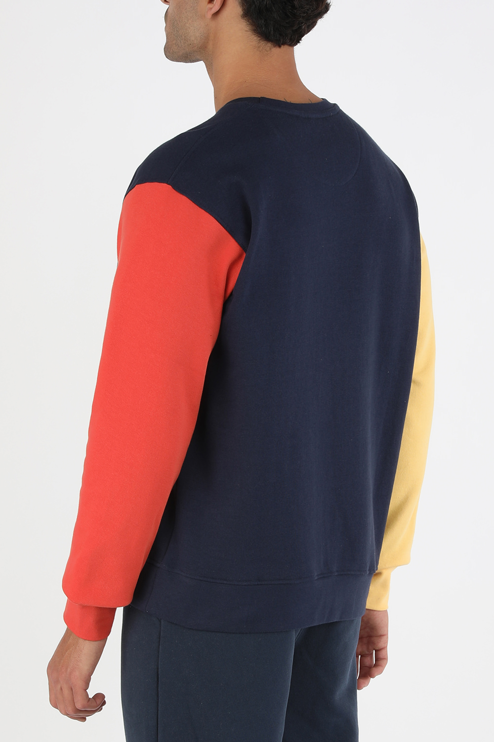 תמונת דוגמן אחורית של סווטשירט קולור בלוק בגווני כחול צהוב ואדום