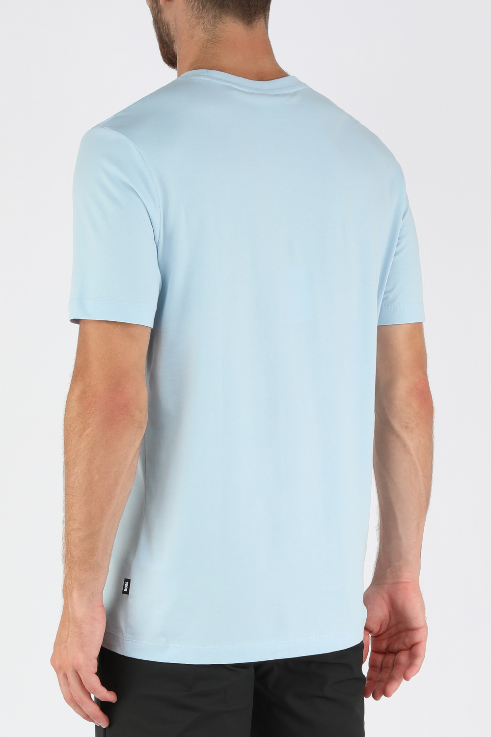 תמונת דוגמן אחורית של חולצת טי סלים עם הדפס ציור יד