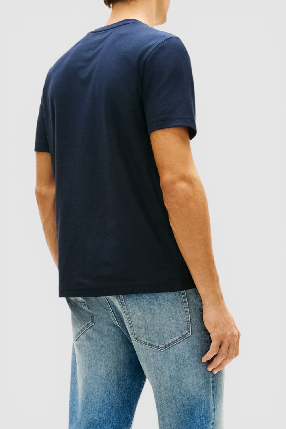 תמונת דוגמן אחורית של חולצת טי