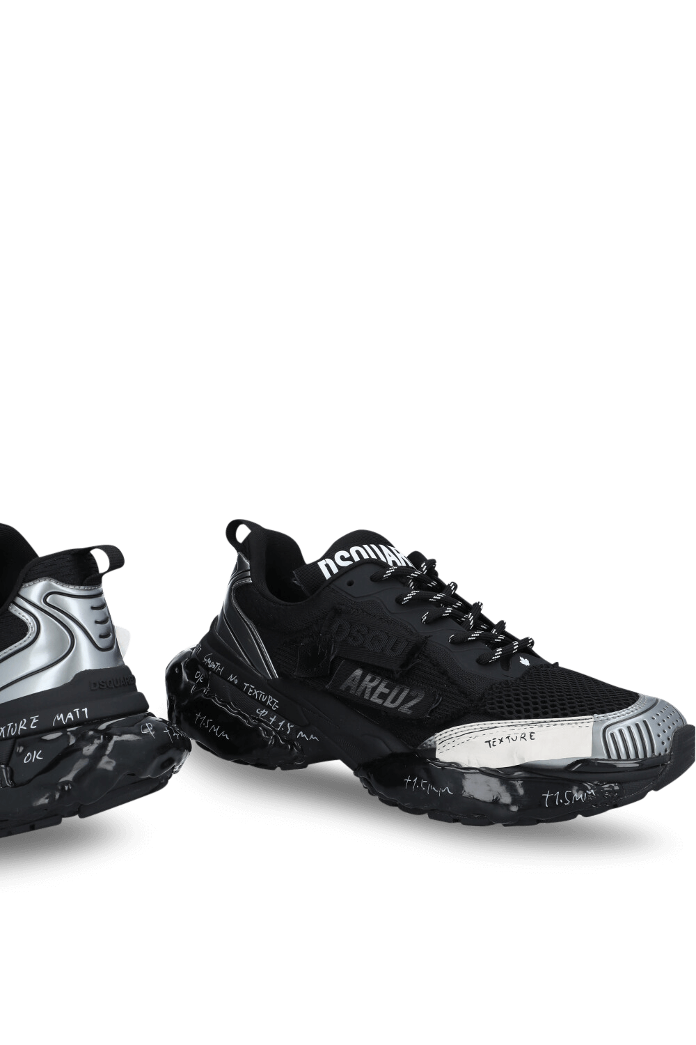 תמונת תקריב של נעלי סניקרס פאסטר