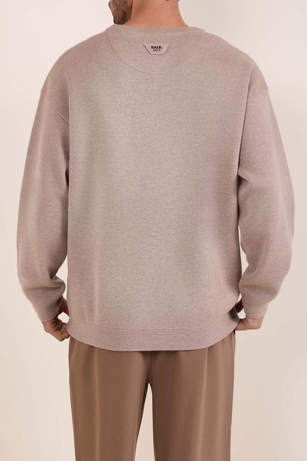 תמונת דוגמן אחורית של חולצת סריג