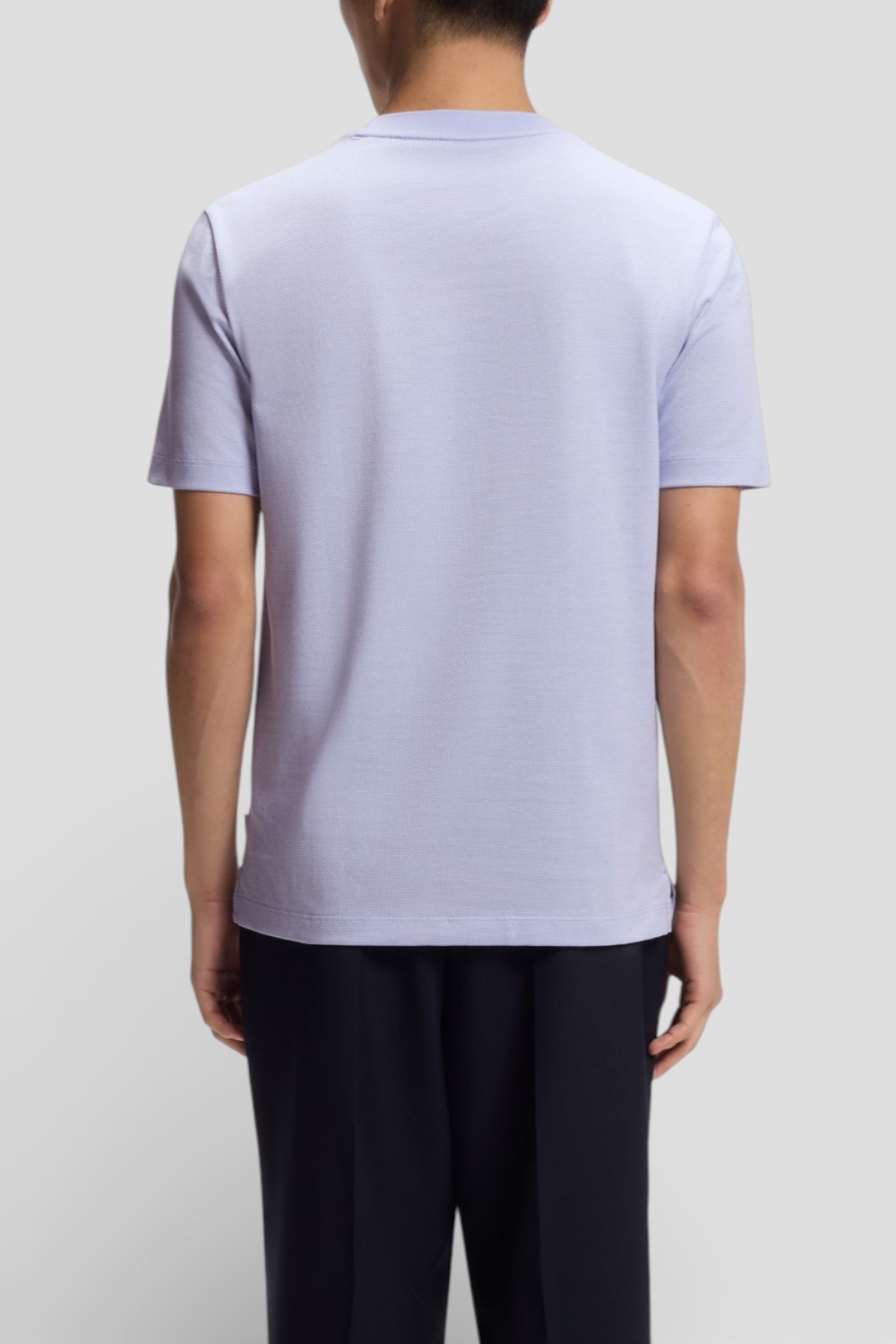 תמונת דוגמן אחורית של חולצת טי