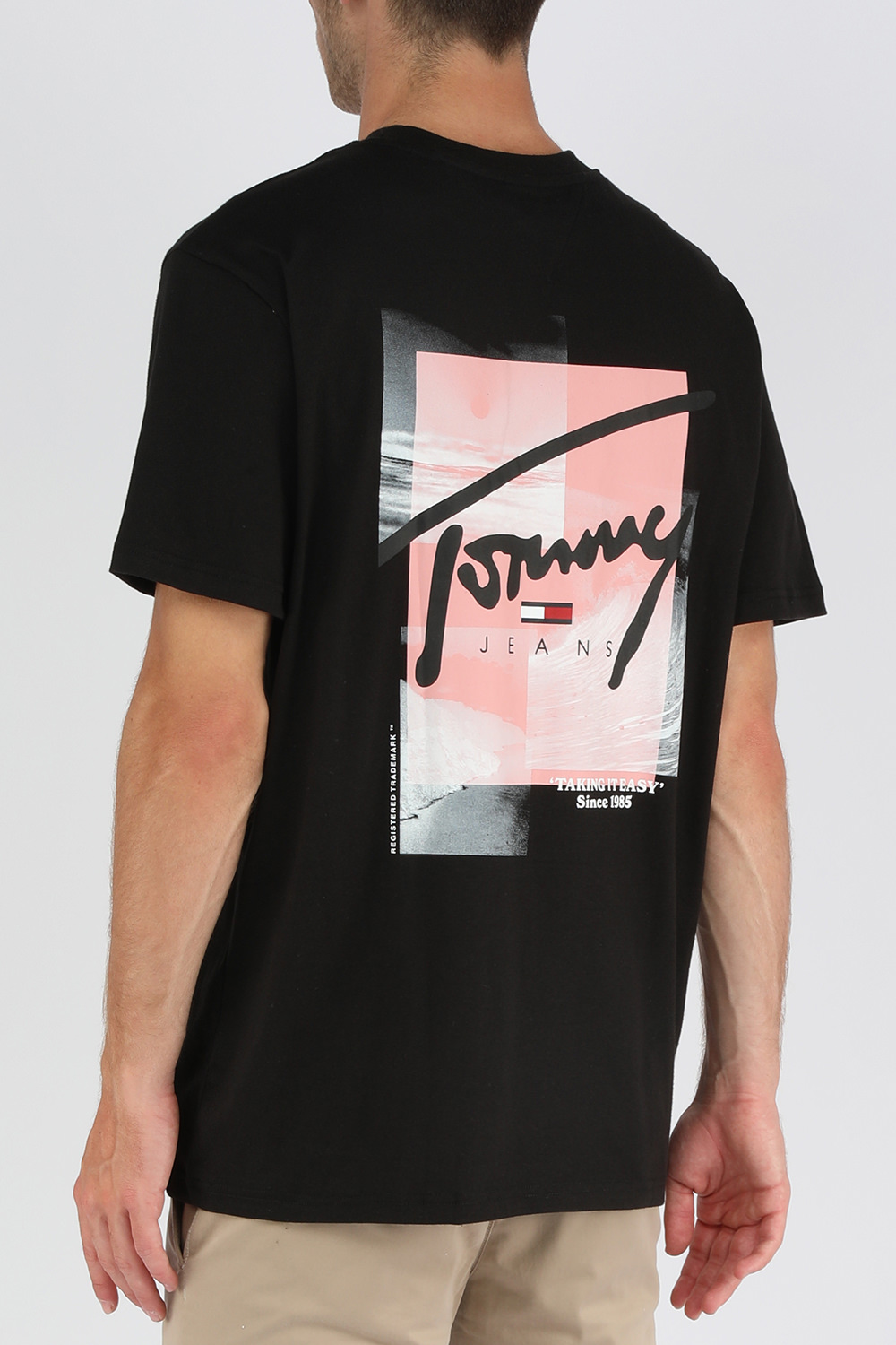 תמונת דוגמן אחורית של חולצת טי שחורה עם חתימת המעצב