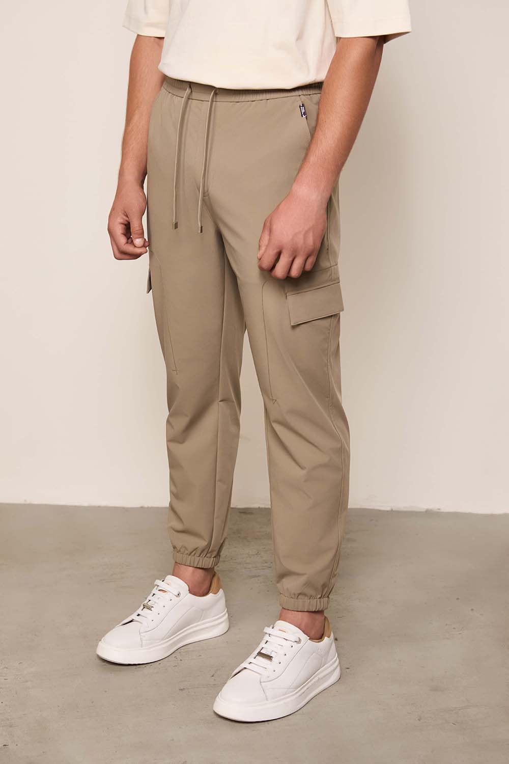 תמונת דוגמן קידמית של מכנסיים ארוכים