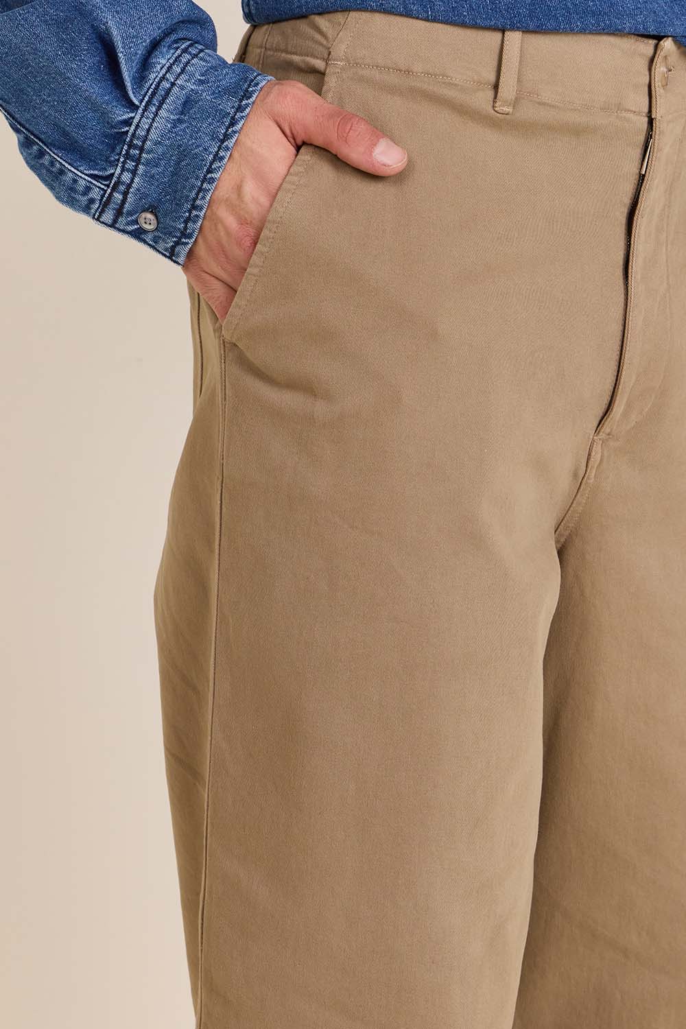 תמונת תקריב דוגמן של מכנסי צ'ינו