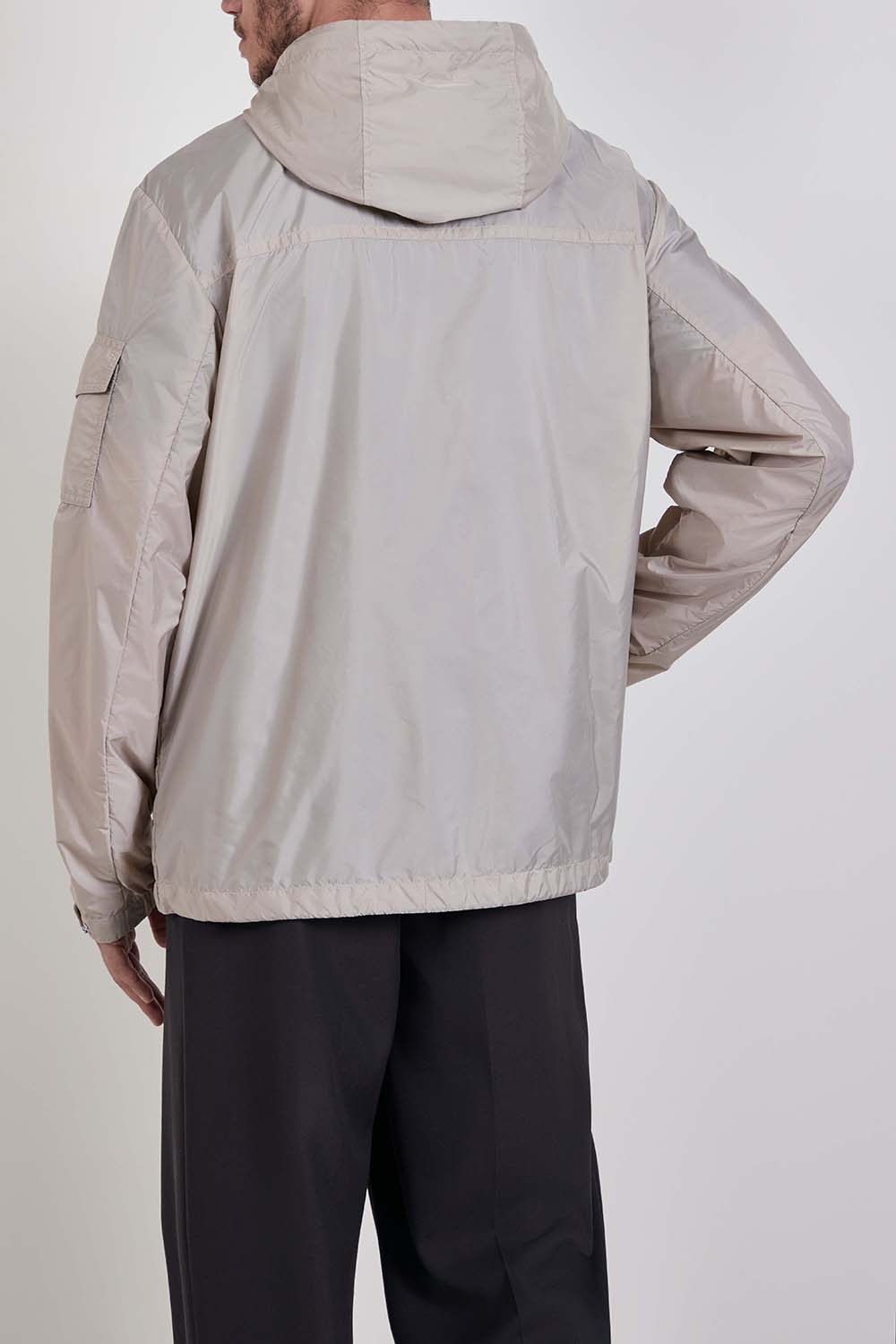 תמונת דוגמן אחורית של מעיל רוח