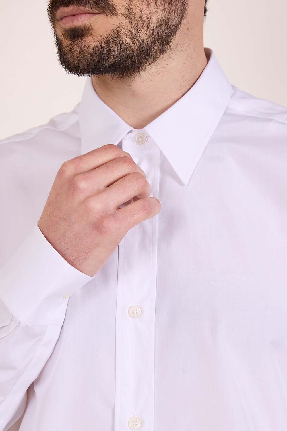 תמונת תקריב דוגמן של חולצות כפתורים ארוכה