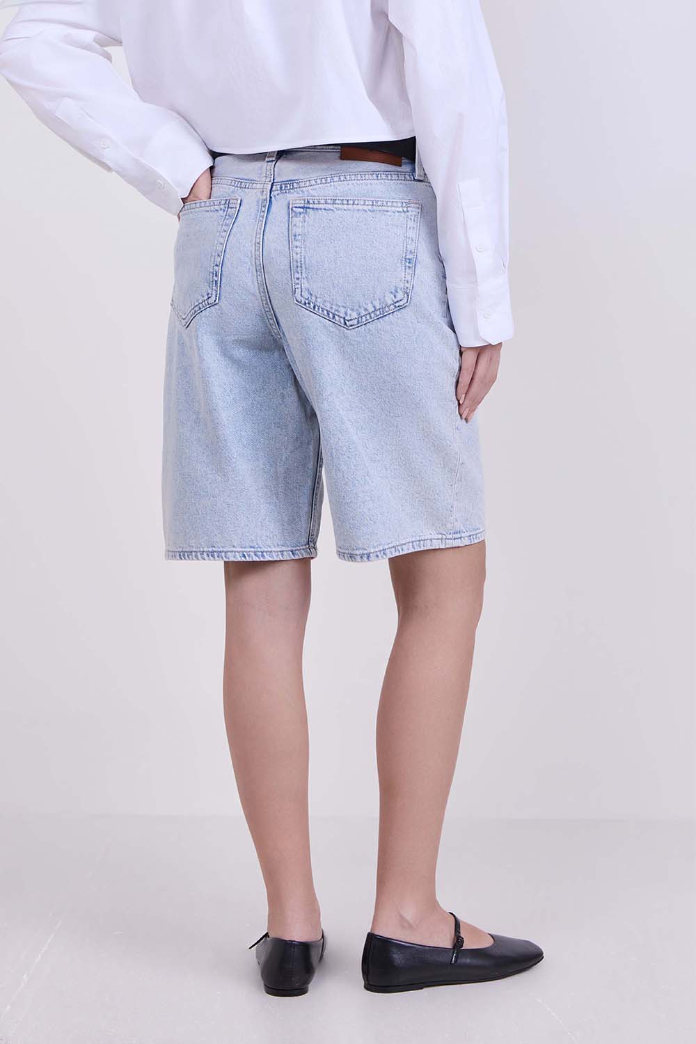 תמונת דוגמן אחורית של מכנסי ג'ינס קצרים