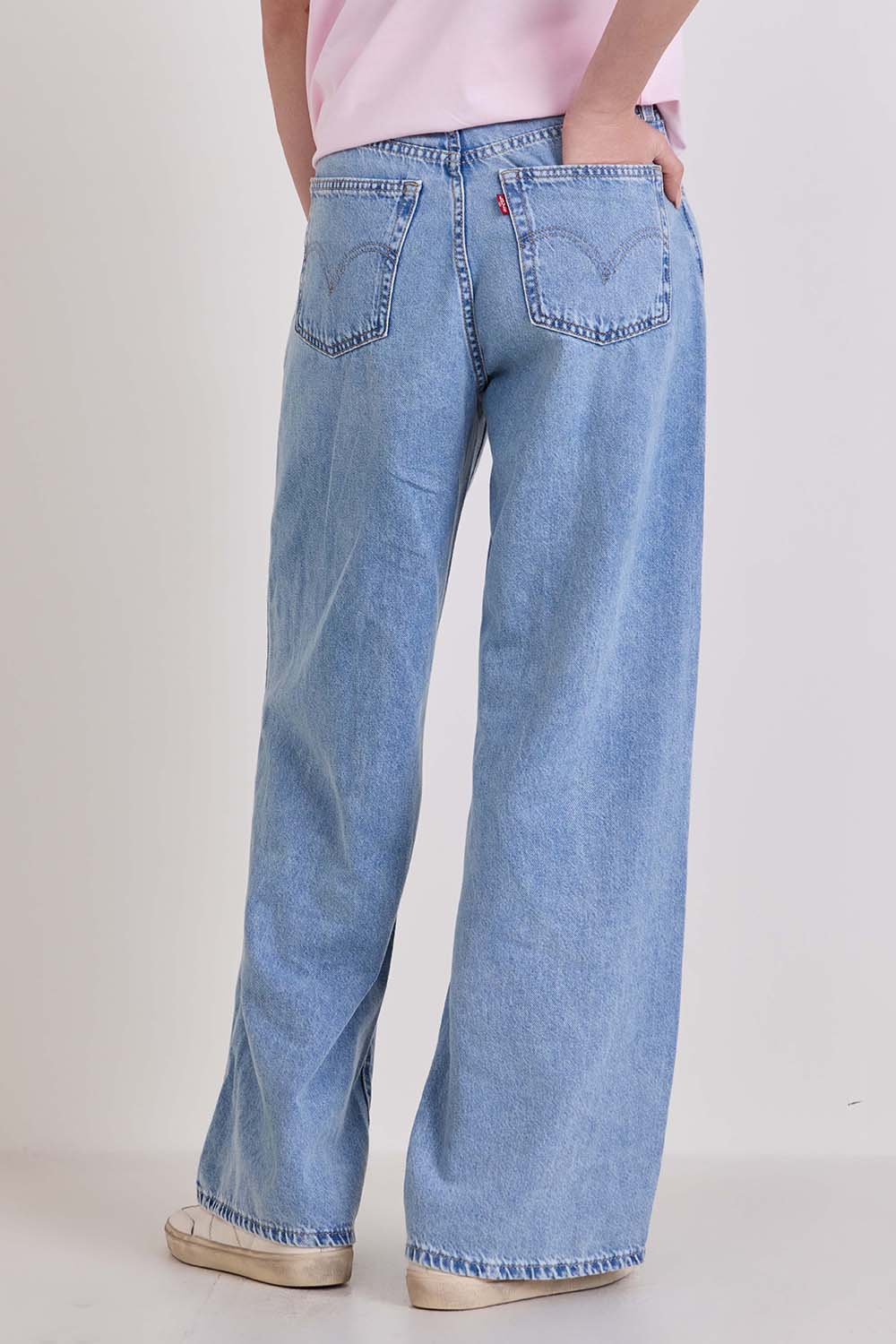 תמונת דוגמן אחורית של מכנסי ג'ינס בגזרה מתרחבת