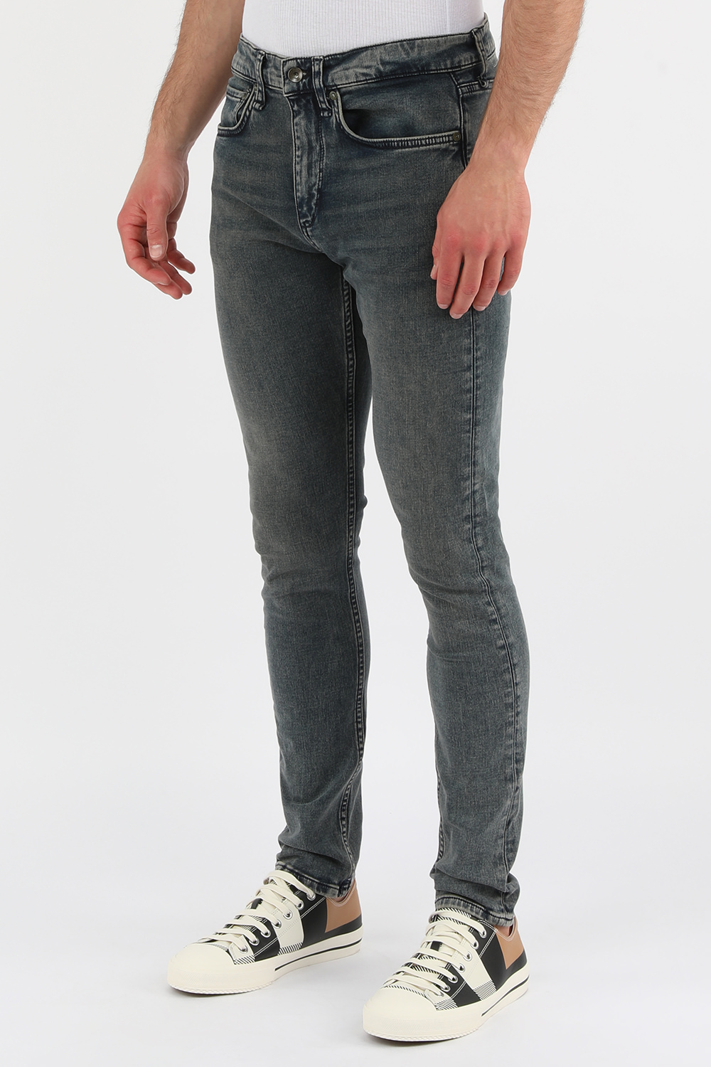 תמונת דוגמן קידמית של מכנסי סקיני ג'ינס