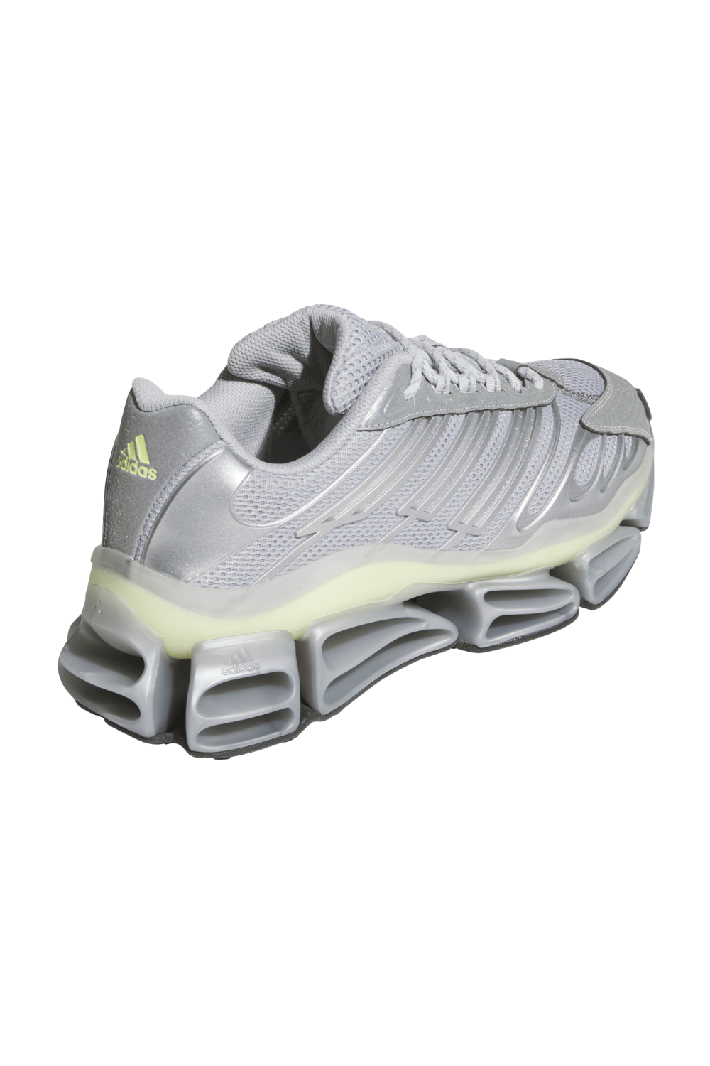 תמונת תקריב של נעלי סניקרס מגהרייד AG