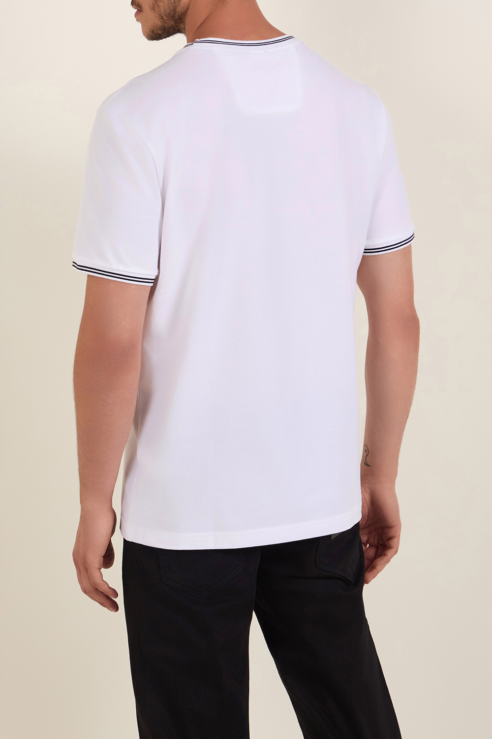 תמונת דוגמן אחורית של חולצת טי