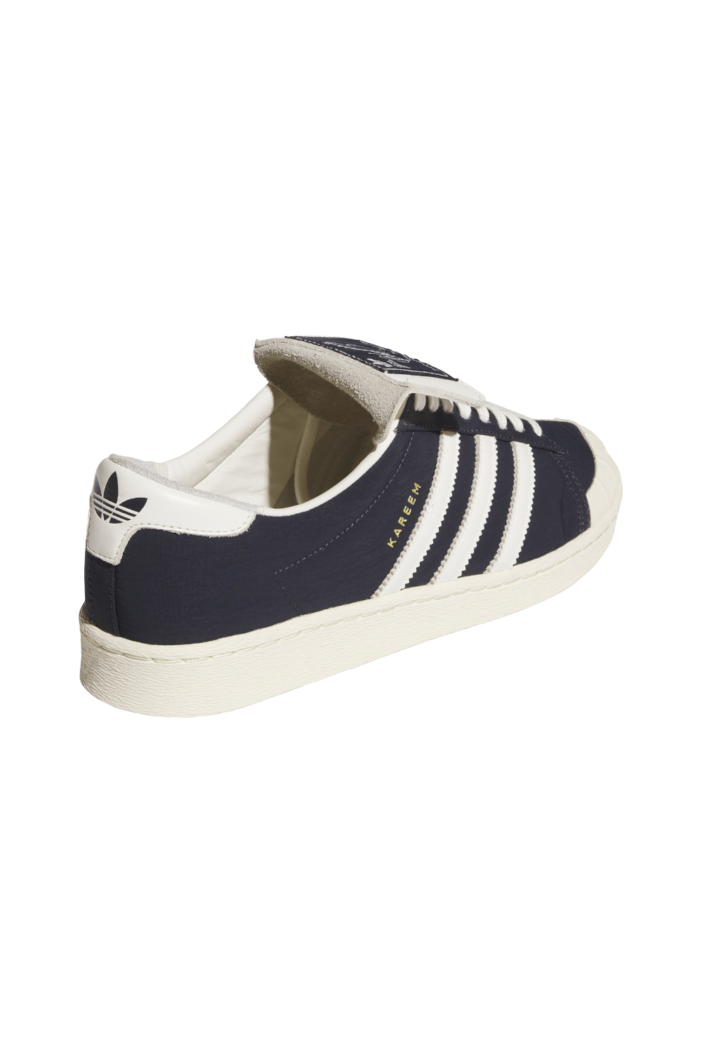 תמונת תקריב של נעלי סניקרס ג׳אבר לואו אדידס X וילי צ'אווריה