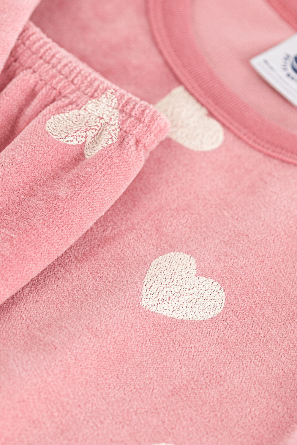 תמונת תקריב של סט פיג'מה - גילאי 6-12 שנים