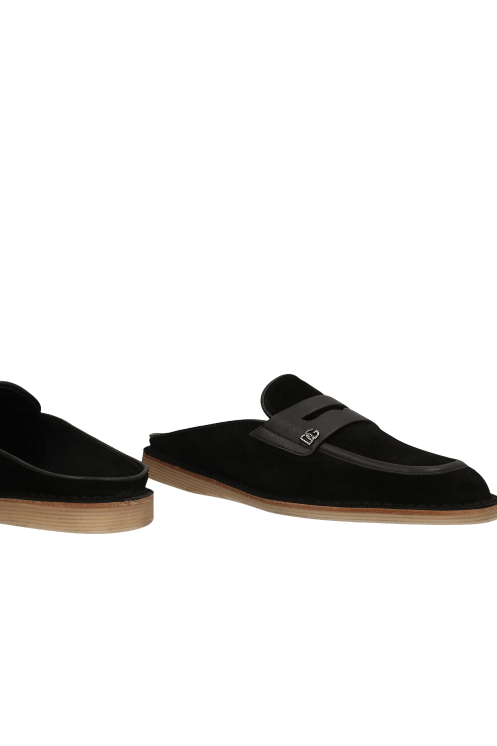 תמונת תקריב של נעלי מיולס זמש